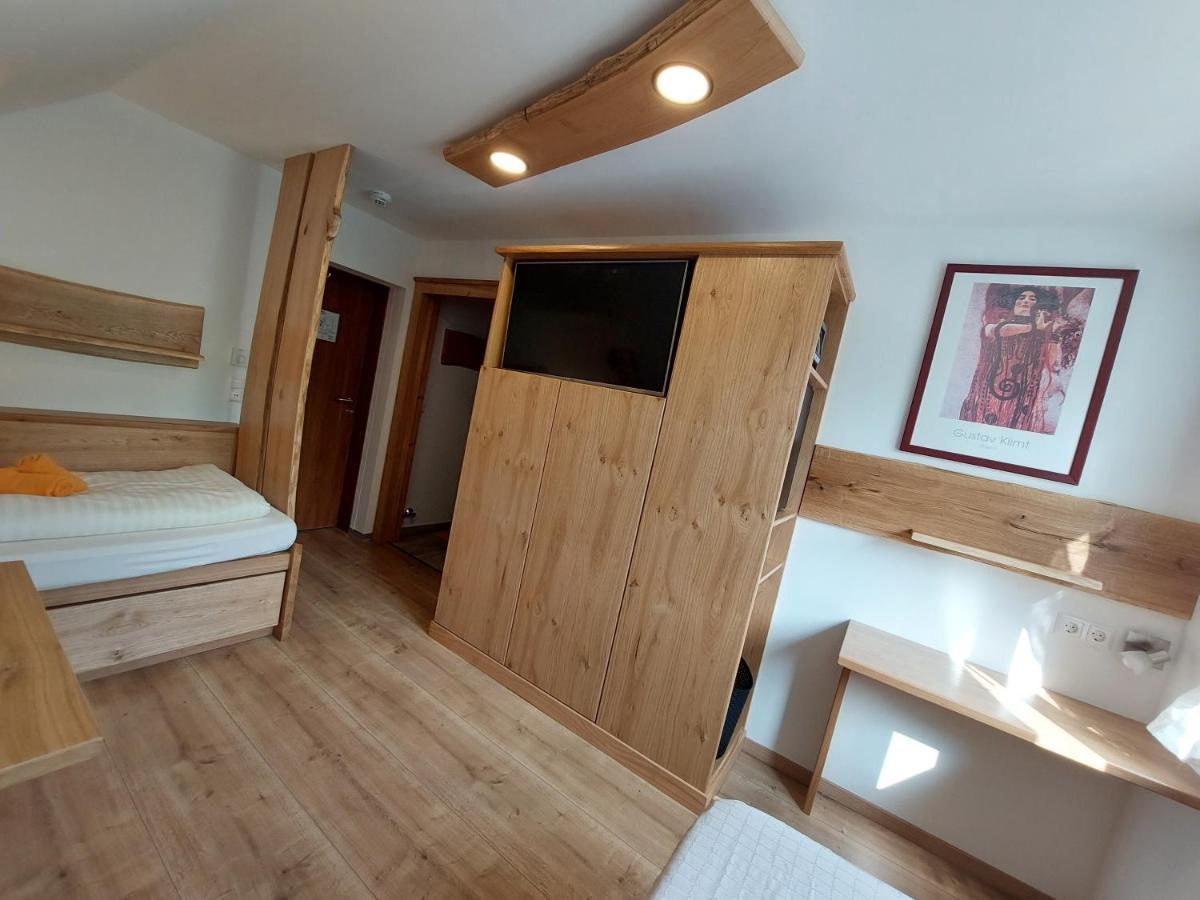 Gasthof Klug Zum Ehrensepp Modriach Bagian luar foto