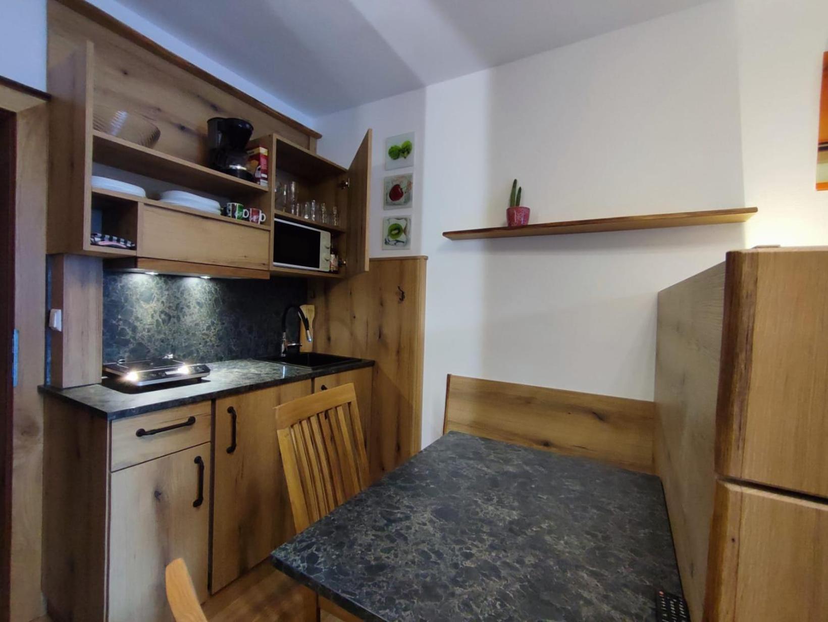 Gasthof Klug Zum Ehrensepp Modriach Bagian luar foto