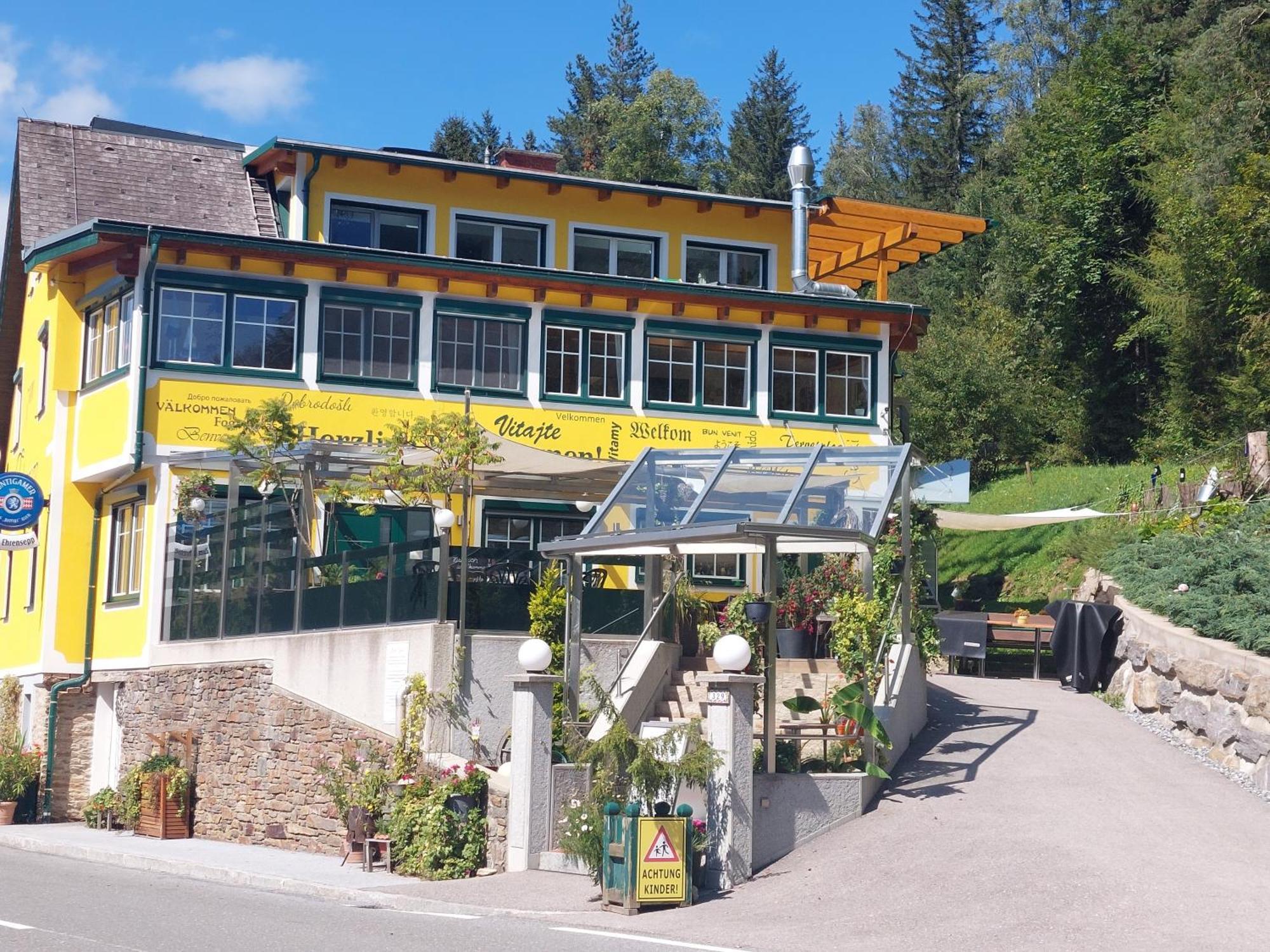 Gasthof Klug Zum Ehrensepp Modriach Bagian luar foto