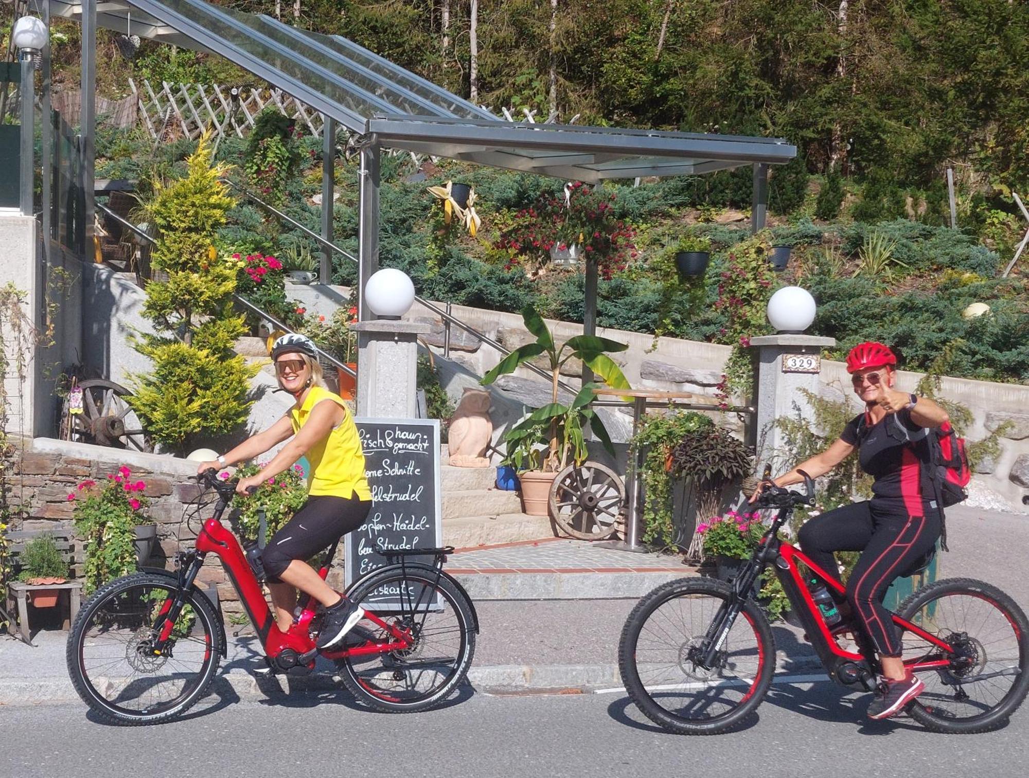 Gasthof Klug Zum Ehrensepp Modriach Bagian luar foto