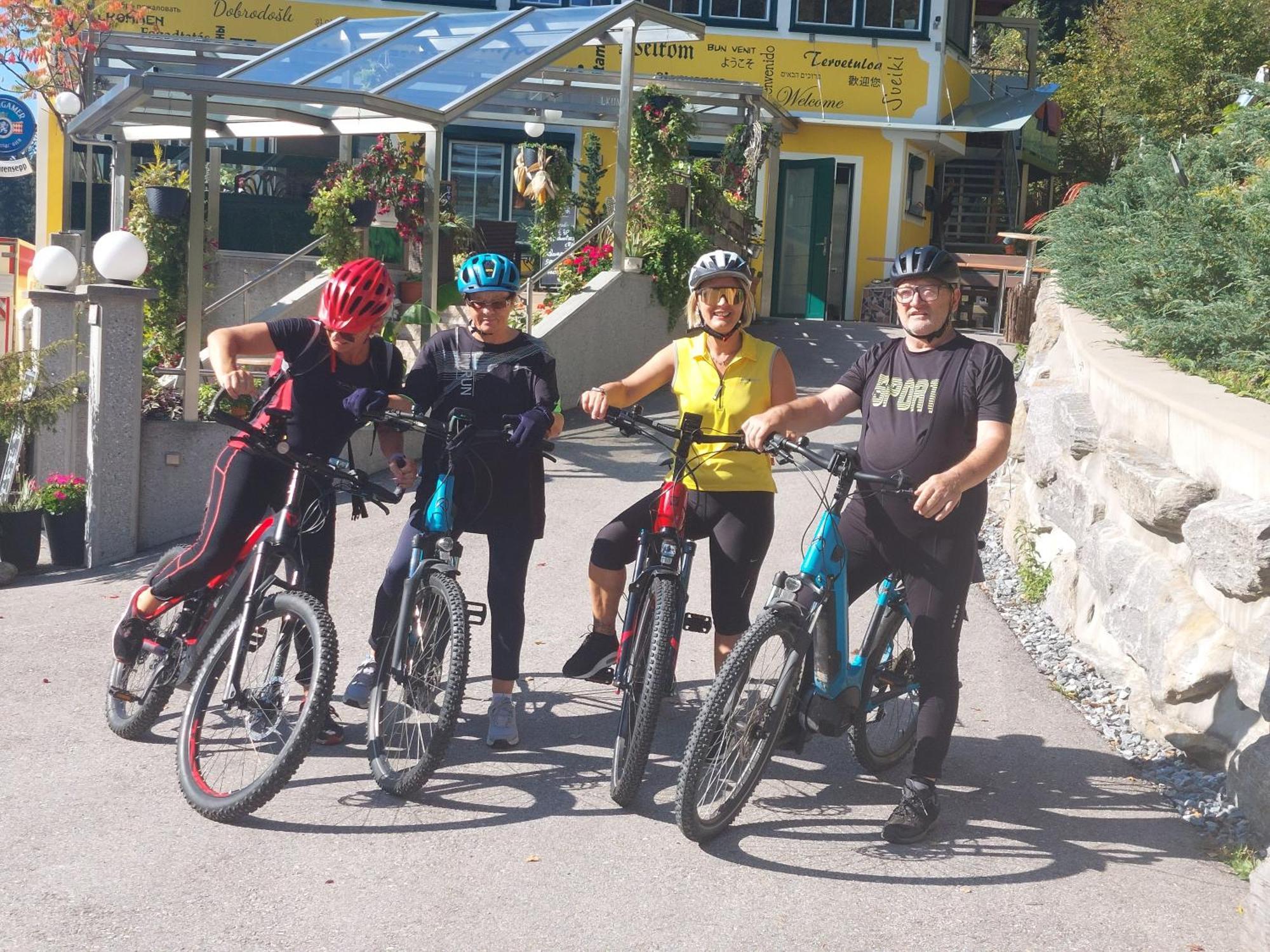 Gasthof Klug Zum Ehrensepp Modriach Bagian luar foto