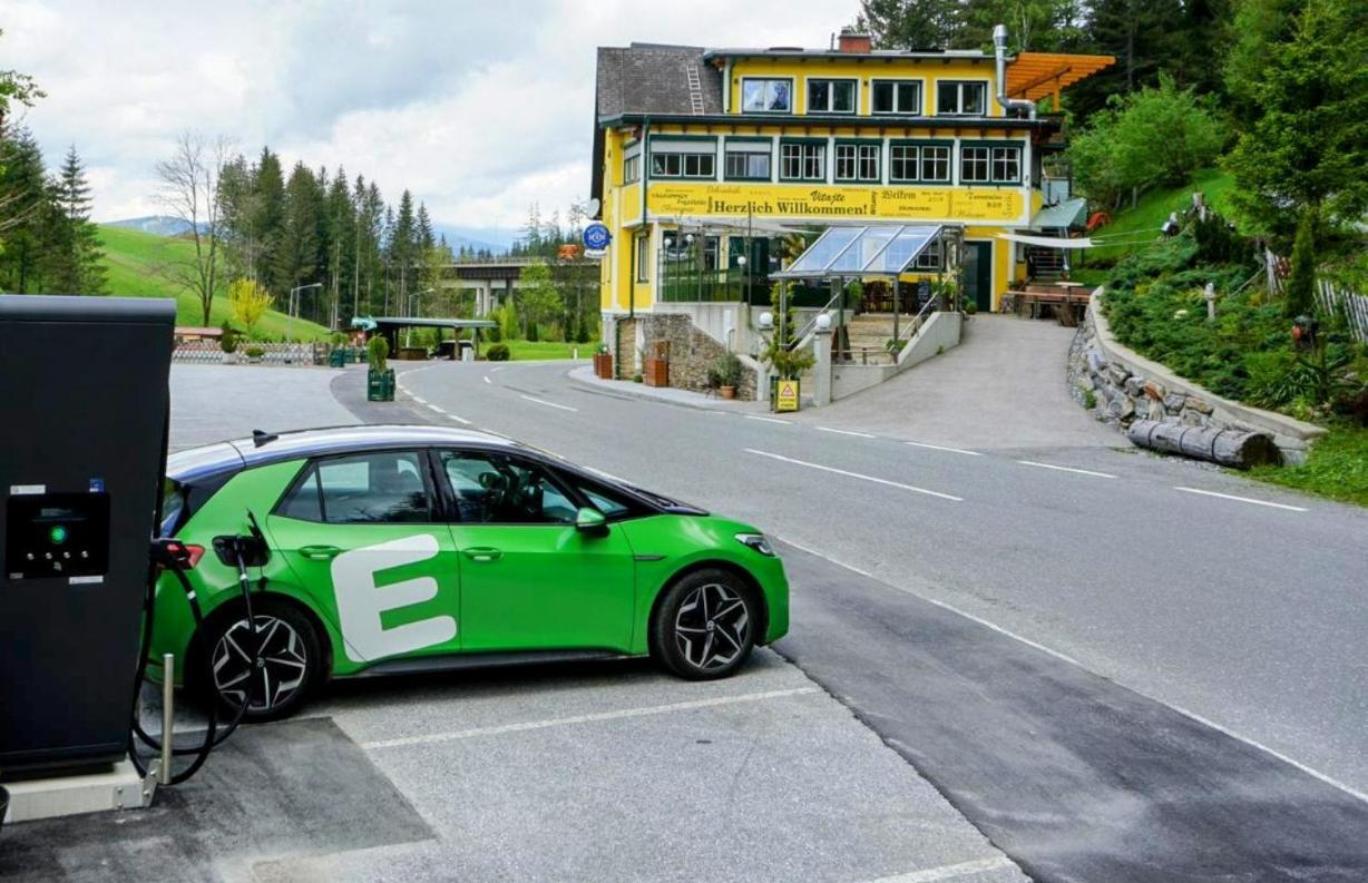 Gasthof Klug Zum Ehrensepp Modriach Bagian luar foto